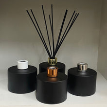 Load image into Gallery viewer, Matte Black Squat Reed Diffuser Bottle 200ml &amp; Reed Set
