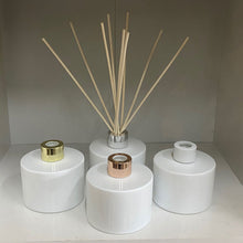 Load image into Gallery viewer, Gloss White Squat Reed Diffuser Bottle 200ml &amp; Reed Set
